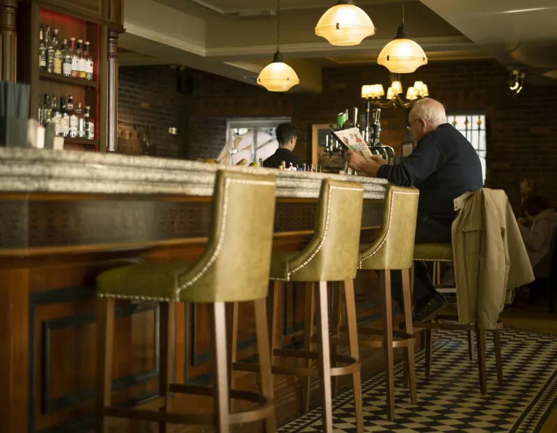 Same Seat, Same Smile: The Quiet Magic That Keeps British Visitors Coming Back to Temple Bar